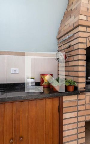 Casa à venda com 180m², 3 quartos e 2 vagasChurrasqueira