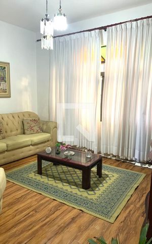 Casa à venda com 140m², 3 quartos e 2 vagas Casa à venda com 140m², 3 quartos e 2 vagasSala