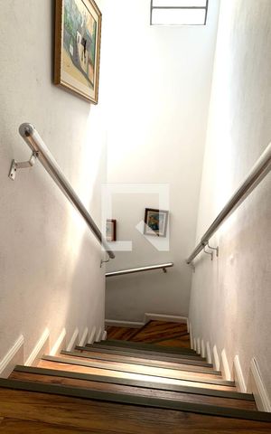 Casa à venda com 140m², 3 quartos e 2 vagas Casa à venda com 140m², 3 quartos e 2 vagasEscada