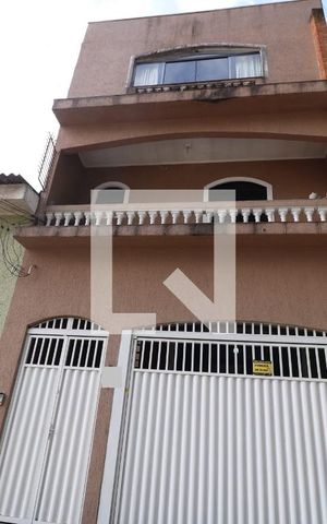 Casa à venda com 220m², 3 quartos e 1 vaga Casa à venda com 220m², 3 quartos e 1 vagaFachada