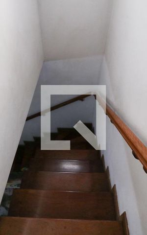 Casa à venda com 220m², 3 quartos e 1 vaga Casa à venda com 220m², 3 quartos e 1 vagaEscada