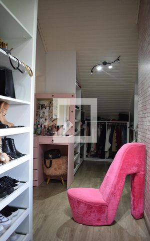 Casa à venda com 240m², 4 quartos e 2 vagasCloset
