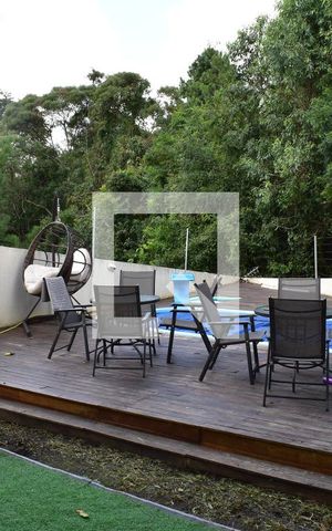 Casa à venda com 240m², 4 quartos e 2 vagasPiscina
