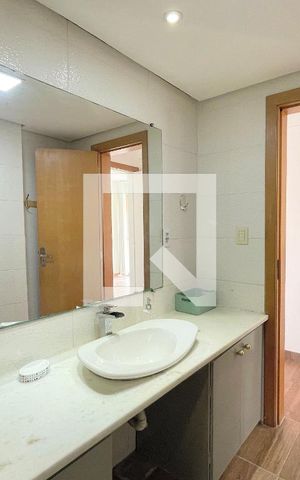 Apartamento para alugar com 129m², 3 quartos e 1 vaga Apartamento para alugar com 129m², 3 quartos e 1 vagaBanheiro Corredor