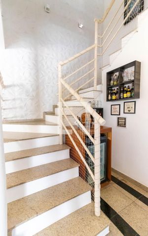 Casa de condomínio à venda com 550m², 4 quartos e 2 vagas Casa de condomínio à venda com 550m², 4 quartos e 2 vagasEscada