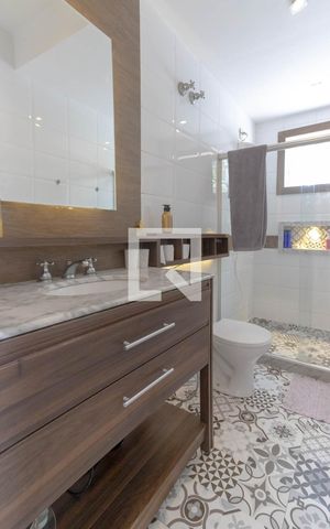 Casa de condomínio à venda com 550m², 4 quartos e 2 vagas Casa de condomínio à venda com 550m², 4 quartos e 2 vagasBanheiro social