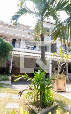 Casa de condomínio à venda com 550m², 4 quartos e 2 vagas Casa de condomínio à venda com 550m², 4 quartos e 2 vagasÁrea Externa
