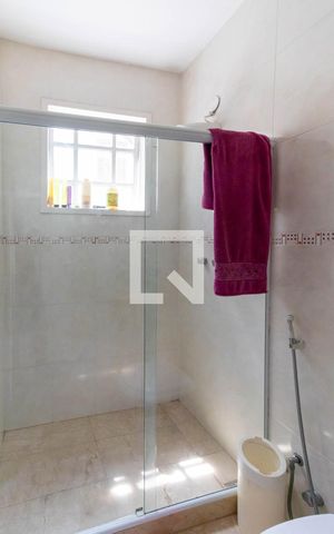 Casa de condomínio à venda com 550m², 4 quartos e 2 vagas Casa de condomínio à venda com 550m², 4 quartos e 2 vagasBanheiro Quarto 4