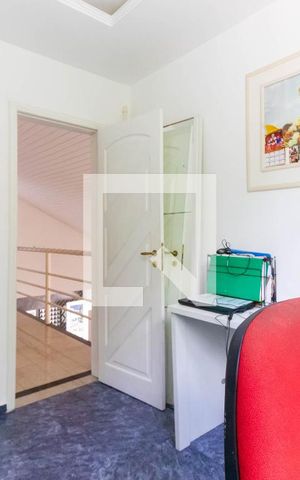 Casa de condomínio à venda com 550m², 4 quartos e 2 vagas Casa de condomínio à venda com 550m², 4 quartos e 2 vagasEscritório