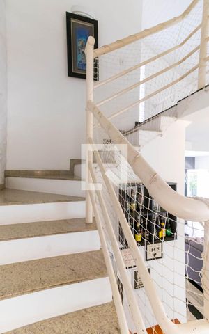 Casa de condomínio à venda com 550m², 4 quartos e 2 vagas Casa de condomínio à venda com 550m², 4 quartos e 2 vagasEscada