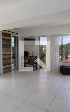 Casa de condomínio à venda com 550m², 4 quartos e 2 vagas Casa de condomínio à venda com 550m², 4 quartos e 2 vagasÁrea Externa