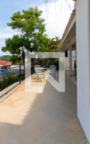 Casa de condomínio à venda com 550m², 4 quartos e 2 vagas Casa de condomínio à venda com 550m², 4 quartos e 2 vagasÁrea Externa