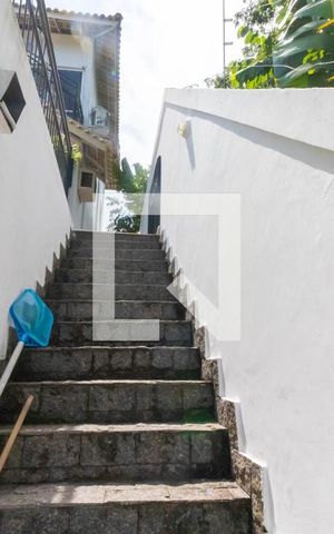 Casa de condomínio à venda com 550m², 4 quartos e 2 vagas Casa de condomínio à venda com 550m², 4 quartos e 2 vagasÁrea Externa