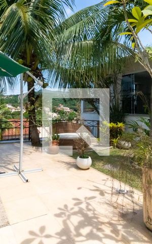Casa de condomínio à venda com 550m², 4 quartos e 2 vagas Casa de condomínio à venda com 550m², 4 quartos e 2 vagasÁrea Externa