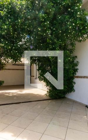 Casa de condomínio à venda com 550m², 4 quartos e 2 vagas Casa de condomínio à venda com 550m², 4 quartos e 2 vagasÁrea Externa