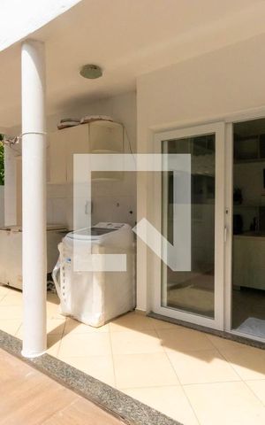 Casa de condomínio à venda com 550m², 4 quartos e 2 vagas Casa de condomínio à venda com 550m², 4 quartos e 2 vagasÁrea Externa