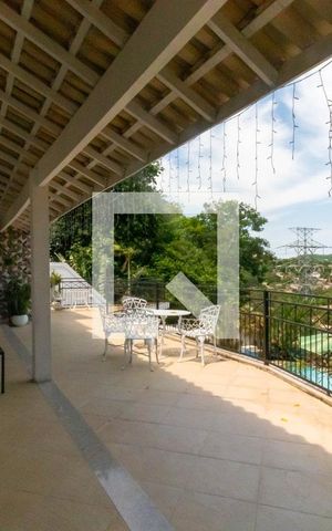 Casa de condomínio à venda com 550m², 4 quartos e 2 vagas Casa de condomínio à venda com 550m², 4 quartos e 2 vagasÁrea Externa