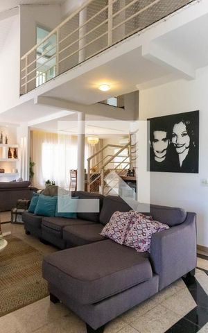 Casa de condomínio à venda com 550m², 4 quartos e 2 vagas Casa de condomínio à venda com 550m², 4 quartos e 2 vagasSala
