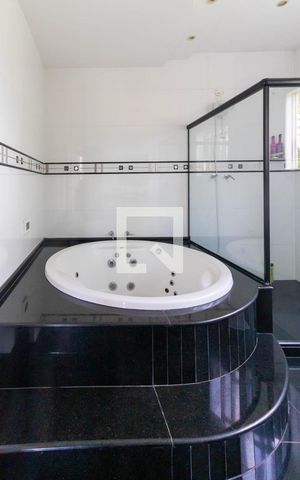 Casa de condomínio à venda com 550m², 4 quartos e 2 vagas Casa de condomínio à venda com 550m², 4 quartos e 2 vagasBanheiro Quarto 2