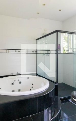 Casa de condomínio à venda com 550m², 4 quartos e 2 vagas Casa de condomínio à venda com 550m², 4 quartos e 2 vagasBanheiro Quarto 2