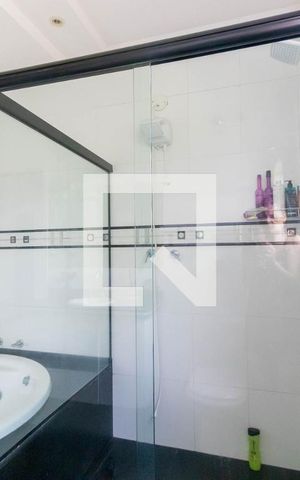 Casa de condomínio à venda com 550m², 4 quartos e 2 vagas Casa de condomínio à venda com 550m², 4 quartos e 2 vagasBanheiro Quarto 2