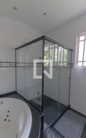 Casa de condomínio à venda com 550m², 4 quartos e 2 vagas Casa de condomínio à venda com 550m², 4 quartos e 2 vagasBanheiro Quarto 2