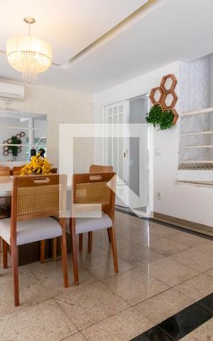 Casa de condomínio à venda com 550m², 4 quartos e 2 vagas Casa de condomínio à venda com 550m², 4 quartos e 2 vagasSala