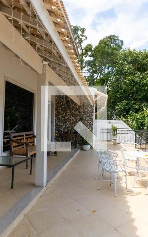 Casa de condomínio à venda com 550m², 4 quartos e 2 vagas Casa de condomínio à venda com 550m², 4 quartos e 2 vagasÁrea Externa