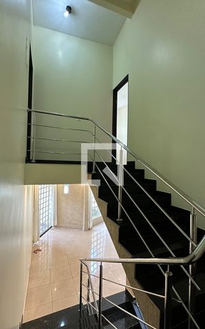 Casa para alugar com 370m², 5 quartos e 4 vagas Casa para alugar com 370m², 5 quartos e 4 vagasEscada