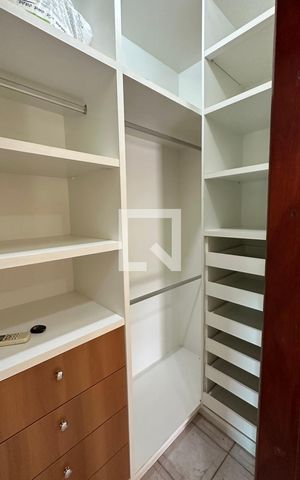 Casa para alugar com 370m², 5 quartos e 4 vagas Casa para alugar com 370m², 5 quartos e 4 vagasCloset da suíte 1