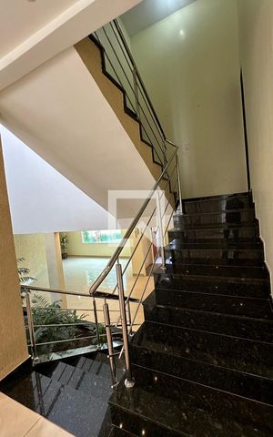 Casa para alugar com 370m², 5 quartos e 4 vagas Casa para alugar com 370m², 5 quartos e 4 vagasEscada