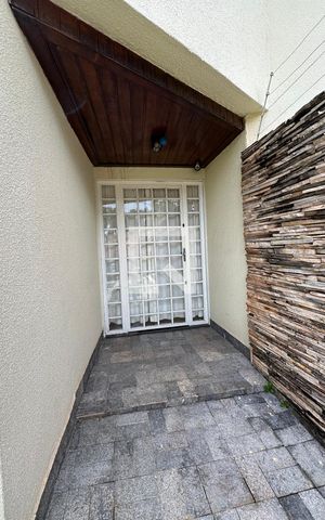 Casa para alugar com 370m², 5 quartos e 4 vagas Casa para alugar com 370m², 5 quartos e 4 vagasEntrada