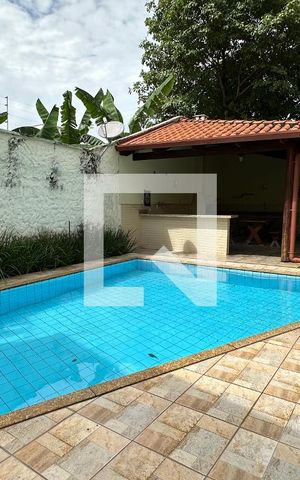 Casa para alugar com 370m², 5 quartos e 4 vagas Casa para alugar com 370m², 5 quartos e 4 vagasPiscina