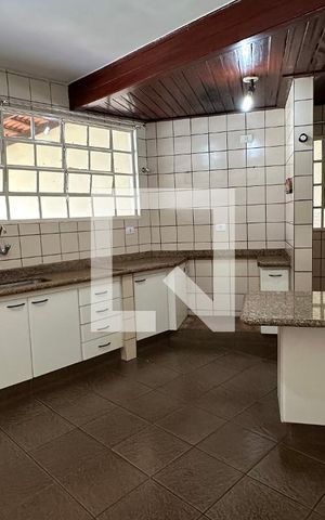 Casa para alugar com 370m², 5 quartos e 4 vagas Casa para alugar com 370m², 5 quartos e 4 vagasCozinha