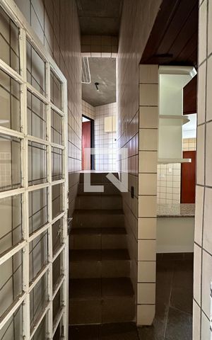 Casa para alugar com 370m², 5 quartos e 4 vagas Casa para alugar com 370m², 5 quartos e 4 vagasEscada