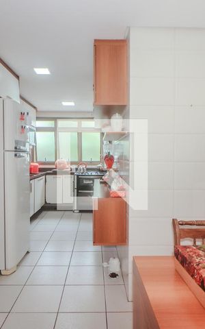 Apartamento à venda com 186m², 3 quartos e 2 vagas Apartamento à venda com 186m², 3 quartos e 2 vagasCozinha e Área de Serviço