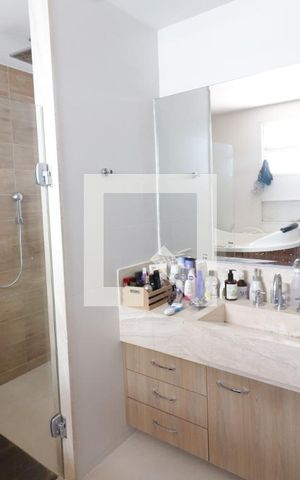 Casa à venda com 680m², 5 quartos e 5 vagasBanheiro da Suíte 2