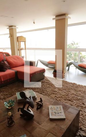Casa à venda com 680m², 5 quartos e 5 vagasSala