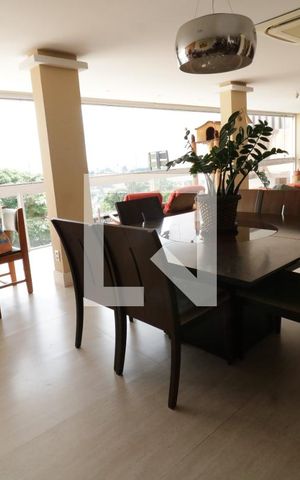 Casa à venda com 680m², 5 quartos e 5 vagasSala