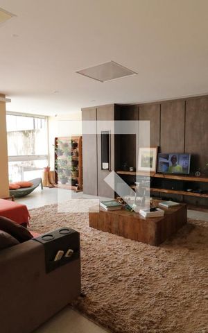 Casa à venda com 680m², 5 quartos e 5 vagasSala