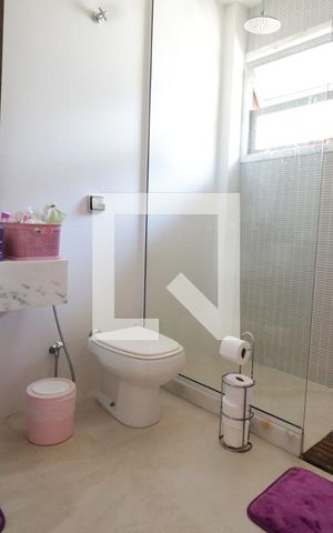 Casa à venda com 680m², 5 quartos e 5 vagasBanheiro da Suíte 1