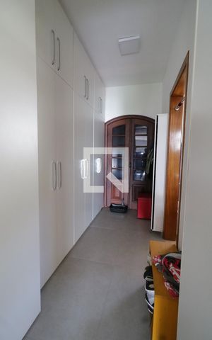 Casa à venda com 680m², 5 quartos e 5 vagasCloset da Suíte 2