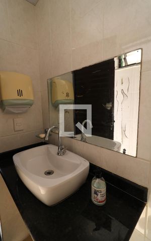Casa à venda com 680m², 5 quartos e 5 vagasBanheiro da Piscina