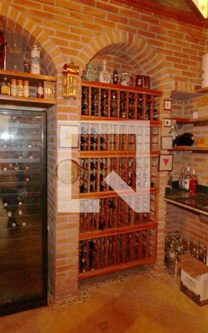 Casa para alugar com 800m², 5 quartos e 8 vagasAdega