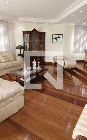 Casa para alugar com 800m², 5 quartos e 8 vagasSala
