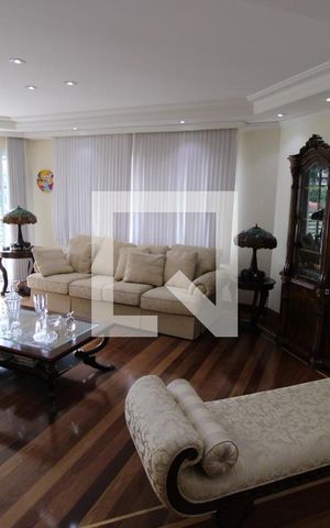 Casa para alugar com 800m², 5 quartos e 8 vagasSala