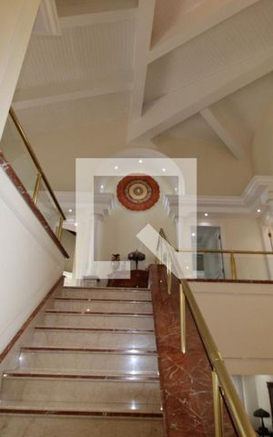 Casa para alugar com 800m², 5 quartos e 8 vagasEscada
