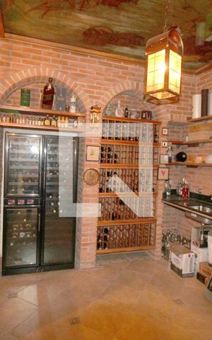 Casa para alugar com 800m², 5 quartos e 8 vagasAdega