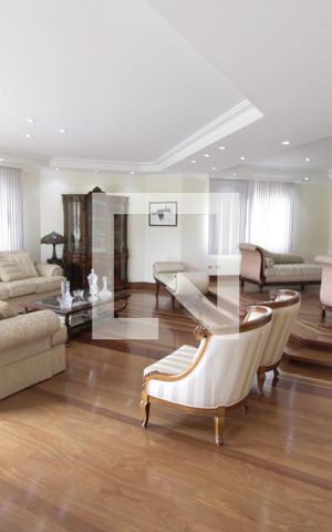 Casa para alugar com 800m², 5 quartos e 8 vagasSala