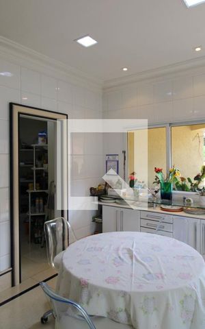 Casa para alugar com 800m², 5 quartos e 8 vagasCozinha